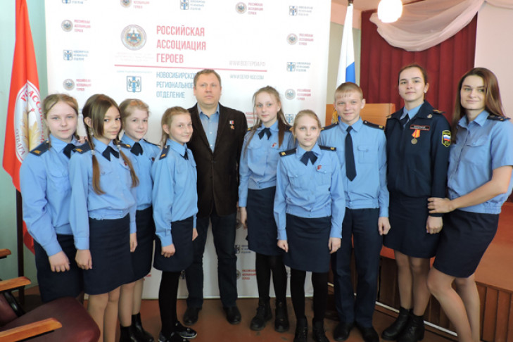Герой России, воевавший в Чечне, вручил награды школьникам Линево