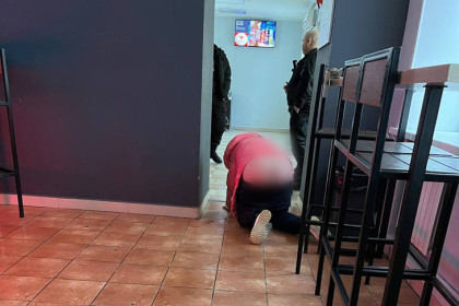 В Новосибирске после 8 Марта женщина ползала по бару с голым задом