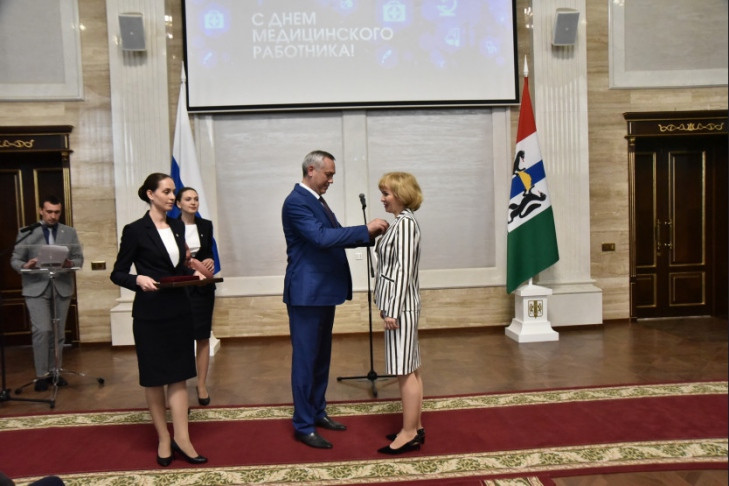 Андрей Травников вручил государственные награды врачам и медсестрам Новосибирской области