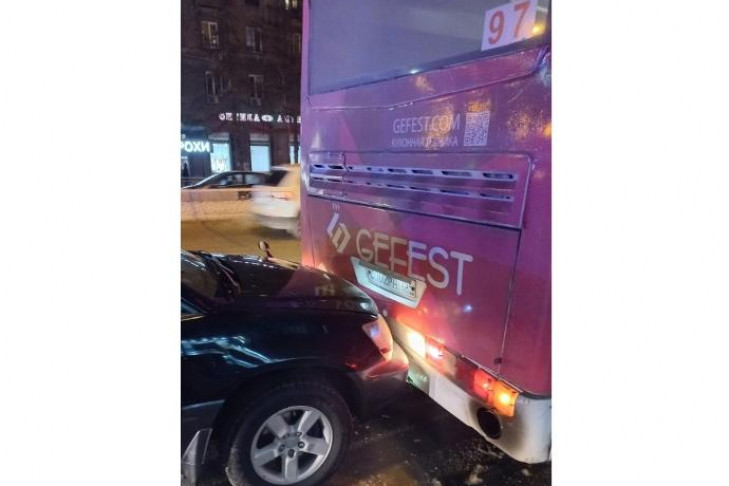 Японский кроссовер протаранил автобус с 30 пассажирами в Новосибирске