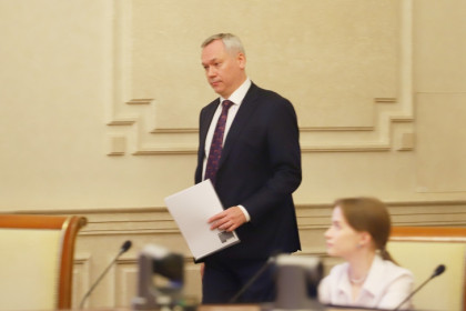 Андрей Травников поздравил жителей Новосибирской области с Днём матери-2025