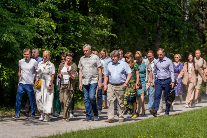 Губернатор Андрей Травников посетил Новосибирский дендропарк и познакомился с планом его реновации