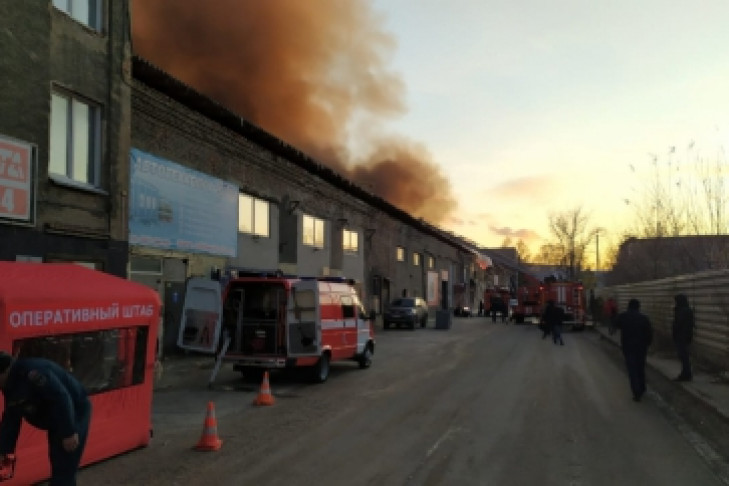 Пожар в промзоне Новосибирска: горят склады