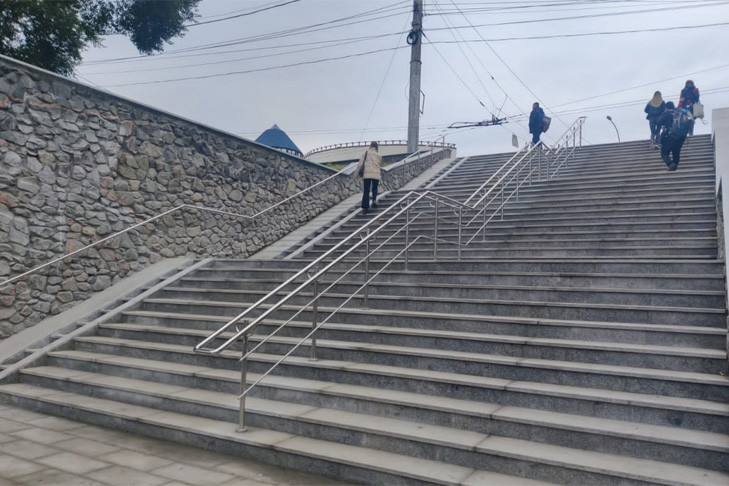 Ремонт лестницы у Речного вокзала закончили в Новосибирске
