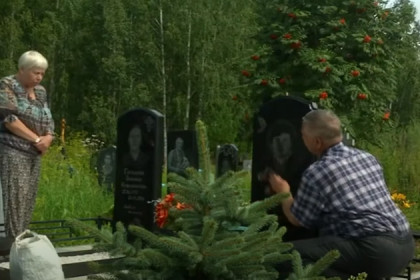 Вандалы орудуют на Гусинобродском кладбище