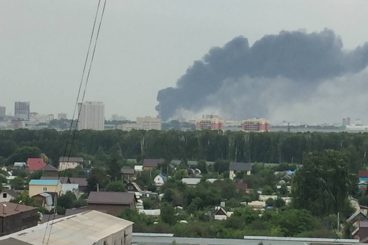 Столб черного дыма поднялся над Новосибирском утром 19 июня