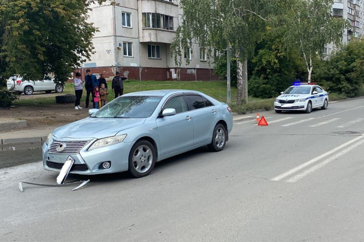 Водитель иномарки сбил мужчину и бабушку на переходе в Новосибирске