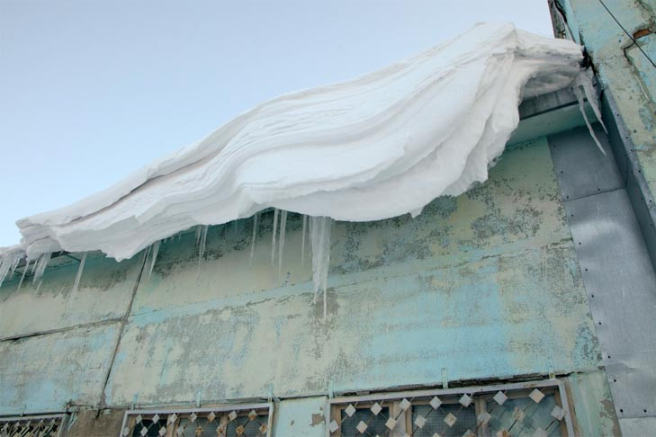 Уборку снега и наледи с крыш поручил проверить Андрей Травников в Новосибирске