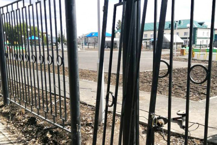 Вандалы снесли ворота в обновленном парке в Северном