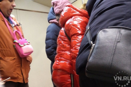 Дама в костюме кишки шокировала мужчину с розовой сумочкой в метро