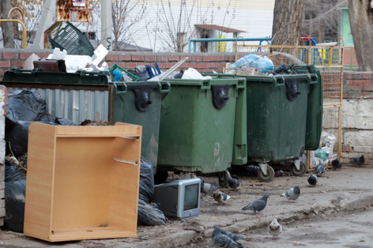 Андрей Травников не исключил расторжение контракта с регоператором из-за срыва сроков вывоза мусора