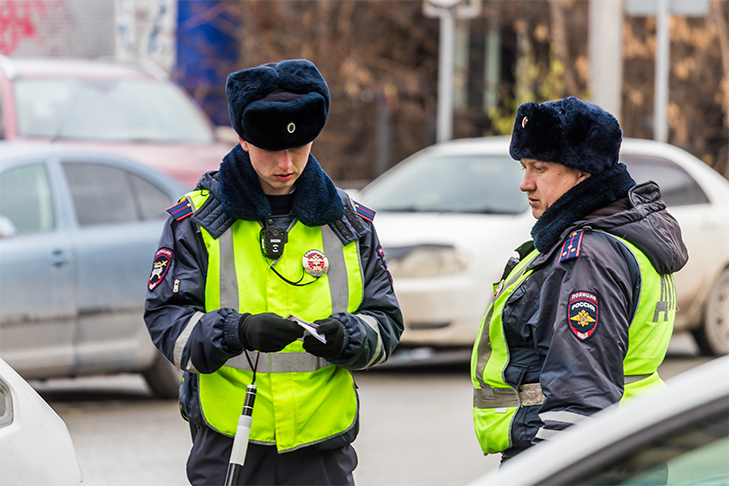 Не выучили ПДД и подделали права почти 300 водителей в Новосибирске