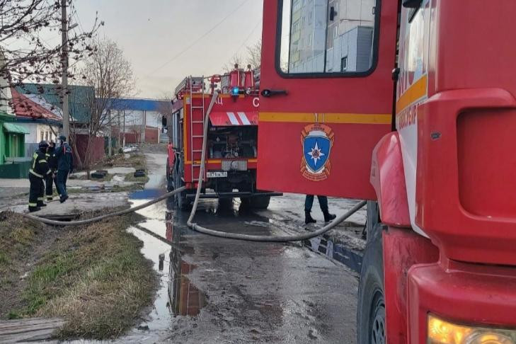 Трое мужчин погибли в пожаре утром 29 апреля в Новосибирске