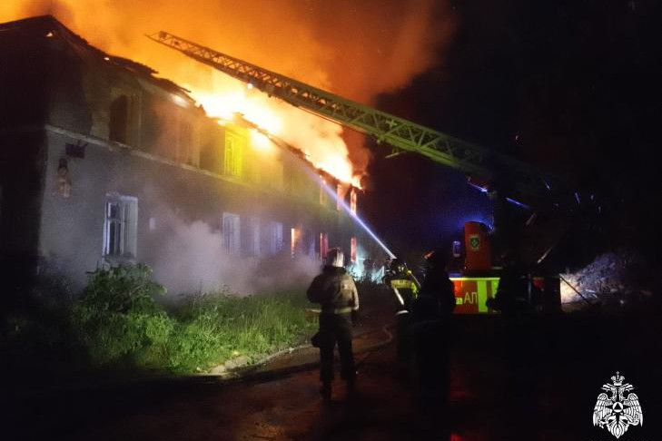 Жуткий барак на Римского-Корсакова ночью сгорел в Новосибирске