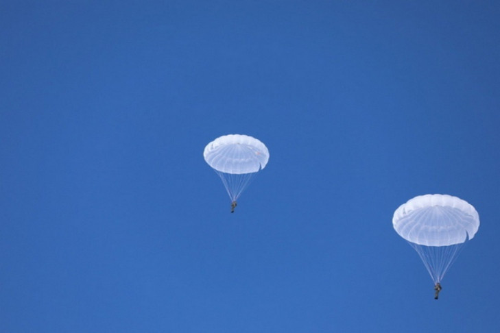 Курсанты-разведчики десантировались с Ми-8АМТШ в Новосибирской области