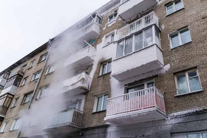В Новосибирске хозяин квартиры заплатит соседке 380 тысяч за открытую дверь балкона