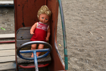 4-летнюю девочку чуть не задушил мужчина, пока мама отвлеклась