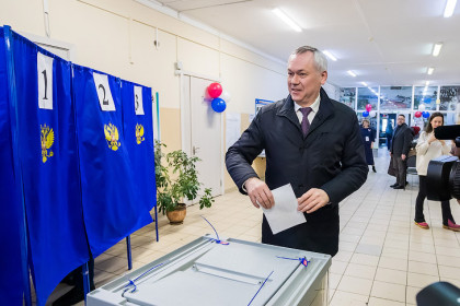 Губернатор Андрей Травников проголосовал на выборах президента России
