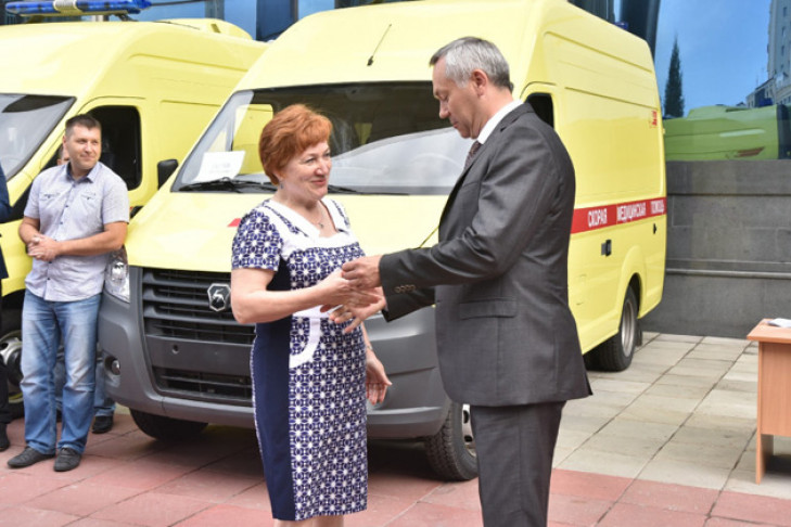 Губернатор Травников вручил медикам ключи от автомобилей скорой помощи