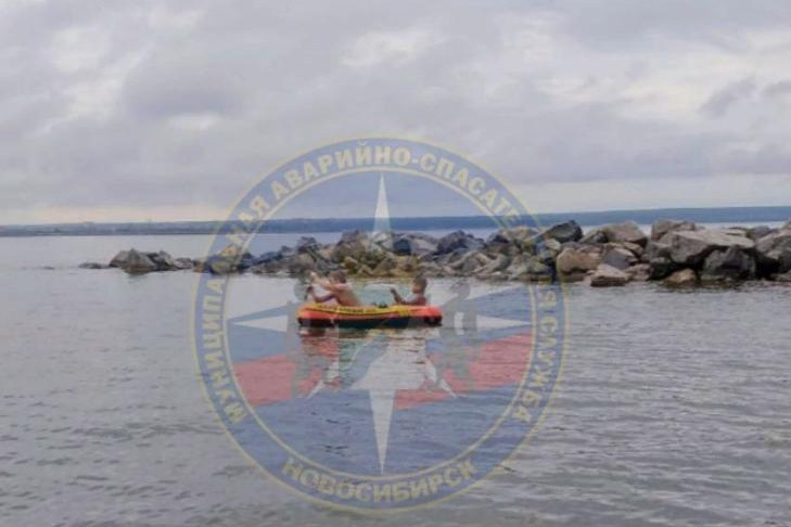 Восьмилетних детей на лодке спасли на Обском море в Новосибирске