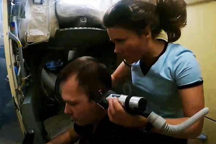 Анна Кикина подстригла космонавта Дмитрия Петелина на борту МКС