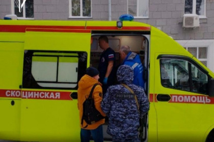 Лежавшую на тротуаре бабушку спасли сотрудники Росгвардии в Новосибирске