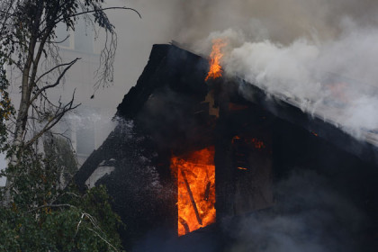 Пламя с горящего барака едва не перекинулось на дом по соседству