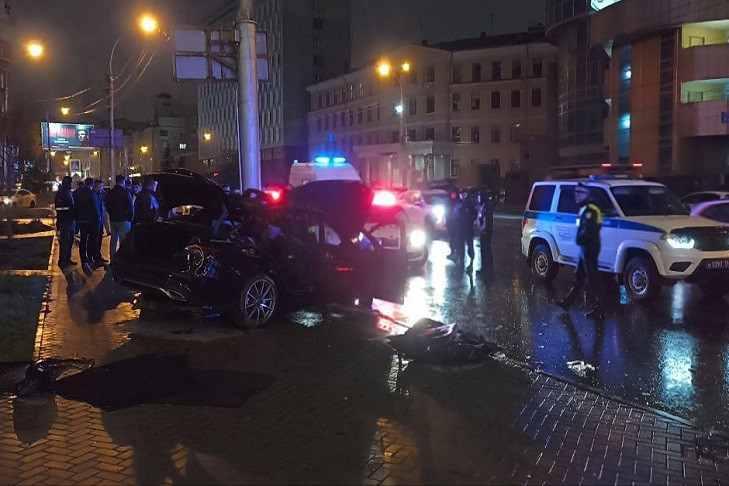 Момент смертельного ДТП попал на камеру наблюдения в центре Новосибирска