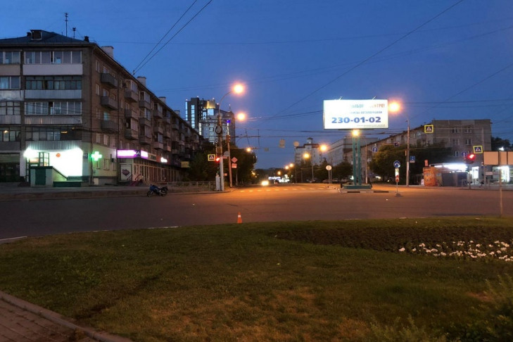 Мотоциклист попал в ночную аварию на улице Нарымской в Новосибирске