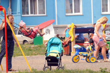 Из старых шин сделали детскую площадку жители Татарска 