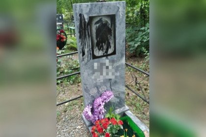 На кладбище в Кольцово закрашивают памятники черной краской