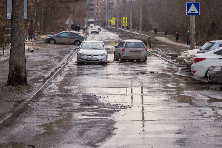 Немедленно начать ремонт дорог в Новосибирске потребовал мэр Локоть