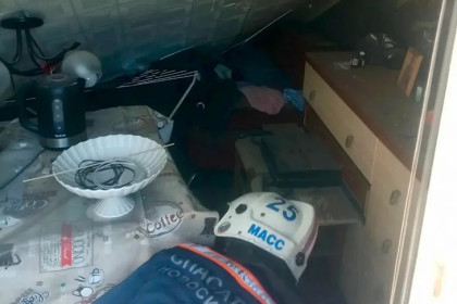 В Новосибирске спасатели разобрали завал после обрушения потолка в доме