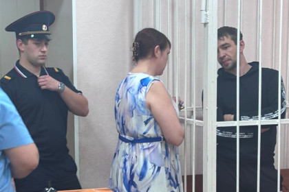 Обвиняемого в натравливании собаки на людей новосибирца привели в суд на цепи