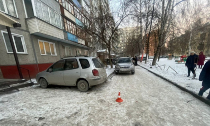 Новосибирцы устроили стихийный мемориал на месте гибели 2-летнего мальчика в ДТП