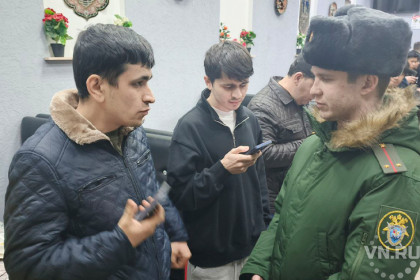 Мигрантов из кафе «Карат» пытались отбить у силовиков жительницы Новосибирска