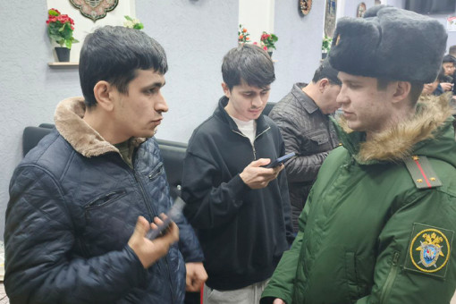 Мигрантов из кафе «Карат» пытались отбить у силовиков жительницы Новосибирска