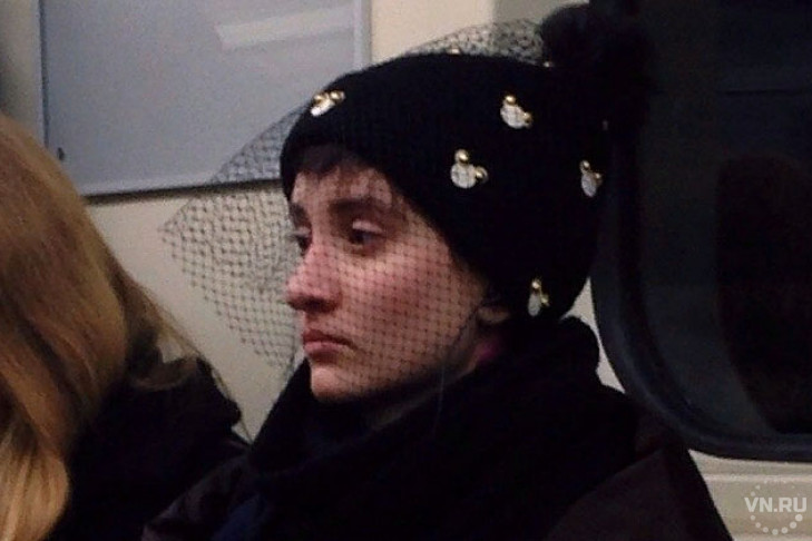 Печальная «черная вдова» в метро стала объектом фотоохоты