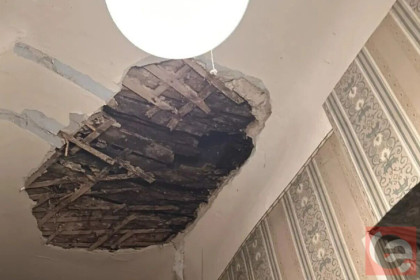 Новосибирская пенсионерка второй месяц живет под падающим потолком