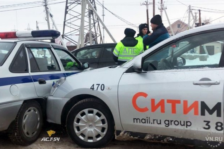 Такси и автомобиль ДПС столкнулись в Новосибирске