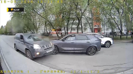 Женщина-водитель столкнулась с двумя машинами на пустой дороге в Новосибирске
