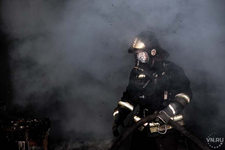Женщину без сознания вытащили из горящей квартиры пожарные 