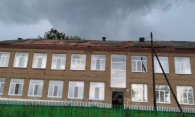 В Новосибирской области ураган сорвал крышу со школы и вырвал тополя