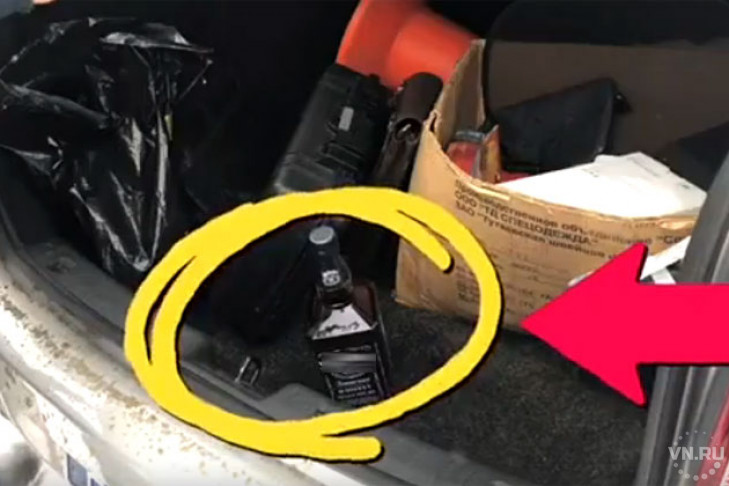 Залившего бутылку виски в машину сотрудника ДПС проверит полиция