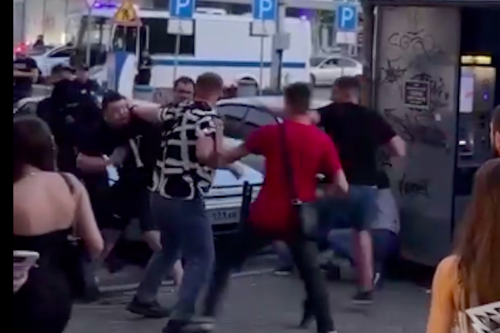 Массовая драка с тяжелейшим нокаутом произошла в центре Новосибирска