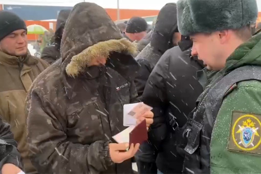 Гололед помешал мигрантам разбежаться из оцепления на рынке под Новосибирском