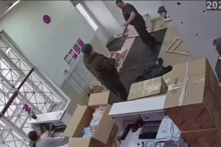 Ножкой от стола избил посетителя пункта Widberries житель Тогучина