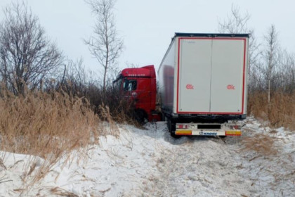 Водитель КамАЗа потерял сознание за рулем и погиб под Новосибирском