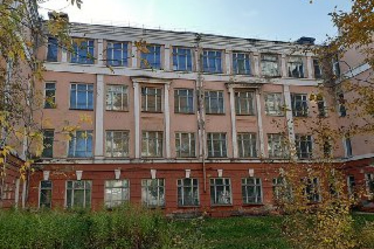 Школу без крыши и стены готовят к сносу в Новосибирске