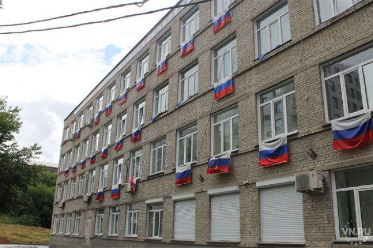 Полсотни российских флагов украсили здание в Новосибирске